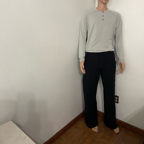 Men. Lululemon Kung Fu heathered Pants Black - Picture 2 of 15